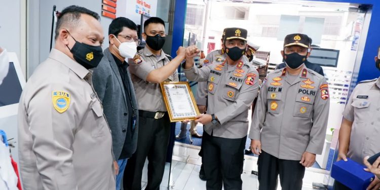 Tegas ke Pelanggar Prokes, Polri Ganjar Satpam BRI di Makassar Penghargaan