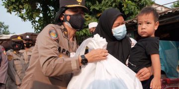 Polwan dan Bhayangkari bagikan sembako ke warga terdampak Covid-19 di Kalideres