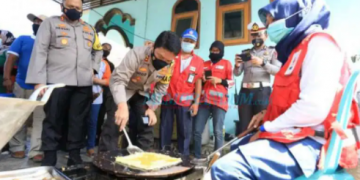 Kapolda Jatim Bantu Sajikan Makanan Bagi Korban Gempa Bumi di Malang