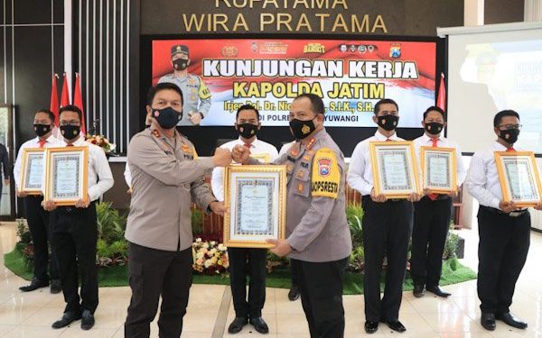 Kapolda Jatim Beri Penghargaan Kapolresta Banyuwangi Berhasil Ungkap Upal 4 Triliun dan Senpi Rakitan