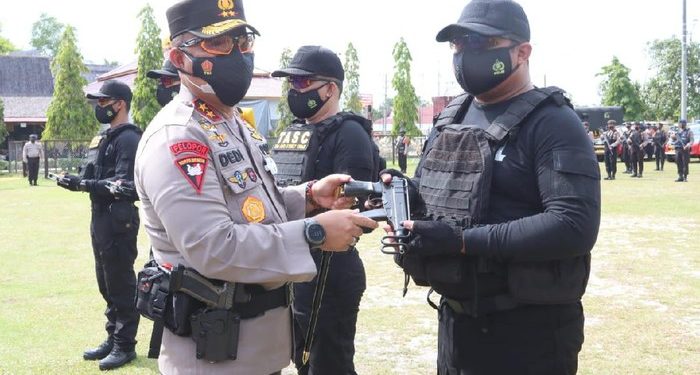 Kapolda Kalteng Beri Penghargaan, Apresiasi 50 Personel Berprestasi