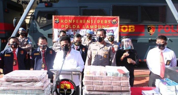 Polda Lampung Sita Uang Rp 10 Miliar Hasil Korupsi Proyek Jalan