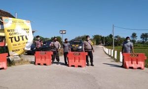 Cegah Penumpukan Wisatawan, Polsek Wonotirto Polres Blitar Melaksanakan Penyekatan dan Penutupan Tempat Wisata Pantai Tambakrejo