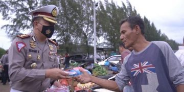 Covid 19 Meningkat di Aceh, Ditlantas Polda Aceh Bagikan Masker di Pasar