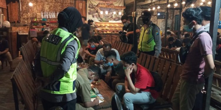 Enam Pelanggar Terjaring Operasi Yustisi Penegakan Disiplin Prokes Polsek Prajuritkulon Bersama Tiga Pilar