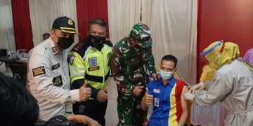 Kapolda Riau Tinjau Pelaksanaan Vaksinasi Massal di Kampar