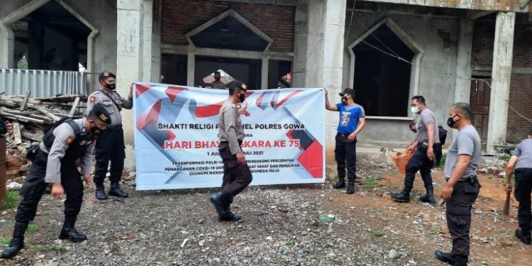 Jelang Hut Bhayangkara Ke 75, Personil Polres Gowa Gelar Bakti Religi