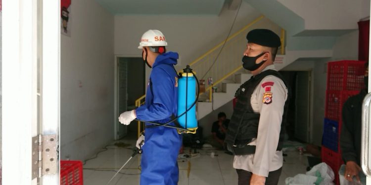 Cegah Penyebaran Covid-19 Semakin Meluas, Sar Brimob Polda Jabar Semprotkan Disinfektan Ke Kantor Ninja Express