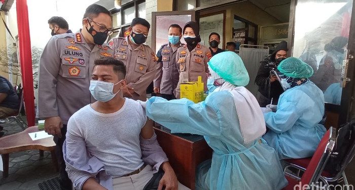 Kantor Polsek di Bandung Dibuka untuk Vaksinasi Massal