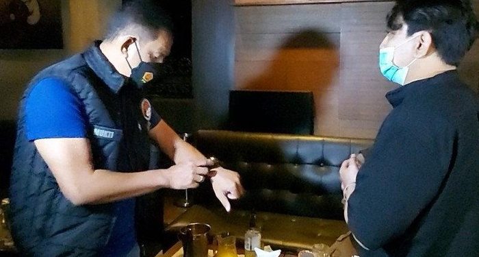 Langgar Jam Operasional, Bar Flow di Kuningan Jaksel Disegel 7 Hari!