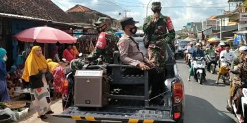 TNI-Polri Himbau Warga Patuhi Prokes Melalui Pengeras Suara di Pamekasan