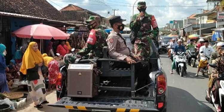 TNI-Polri Himbau Warga Patuhi Prokes Melalui Pengeras Suara di Pamekasan