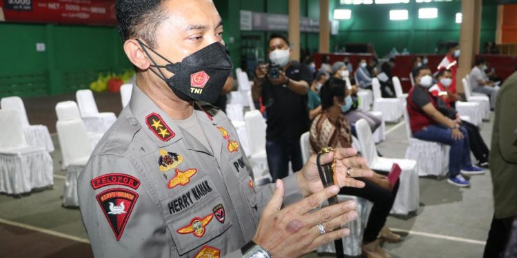 Gandeng Pihak Swasta dan Tokoh Masyarakat, Kapolda Kaltim Tinjau Gerai Vaksin di Gedung Telkom