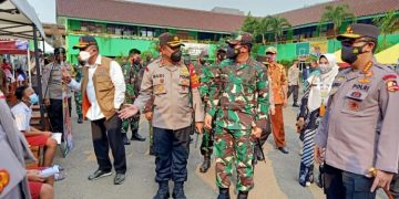 Di Gerai Vaksin Keliling Kapolsek Metro Gambir Sambut Kapolri dan Panglima TNI