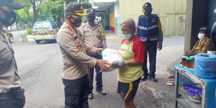 Bentuk Kepedulian Polri terhadap Masyarakat, Polsek Banjarsari Berikan Beras kepada Warga yang Terdampak PPKM Darurat