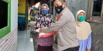 Peduli dengan Warganya : Kasat Binmas Polres Cilegon Memberikan Baksos