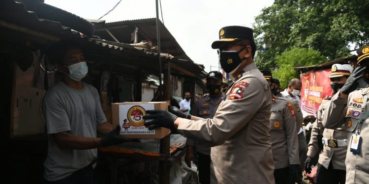 HUT Bhayangkara, Polri Bagikan Bansos Ke Komunitas Pemulung