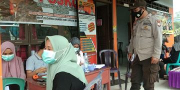 Bhabinkamtibmas Polsek Wara Pantau Pelaksanaan Gerai Vaksinasi Presisi