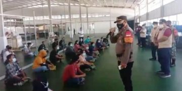 Kapolsek Pabedilan Polresta Cirebon berikan Edukasi tentang PPKM Darurat kepada Karyawan PT. Long Rich Indonesia