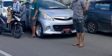 Polisi Hentikan Pengendara , Minta Hening Cipta untuk Relawan Covid