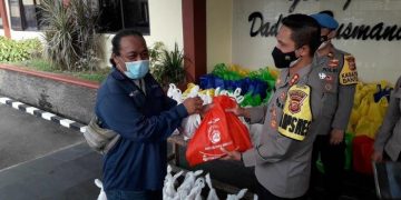 Idul Adha 1442 H, Kapolres Bogor Bagikan Sembako dan Daging Kepada Warga Terdampak Covid-19