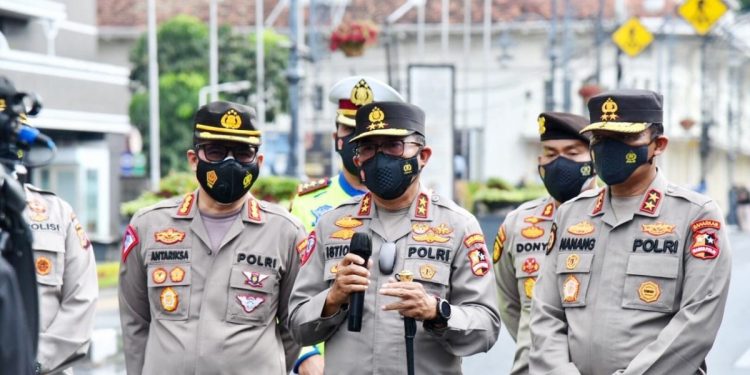Kakorlantas melakukan pengecekan pos penyekatan PPKM darurat di Jln Asia Afrika, Bandung, Jawa Barat. Beberkan Kiat-Kiat Agar PPKM Darurat Berhasil, Ini Langkahnya