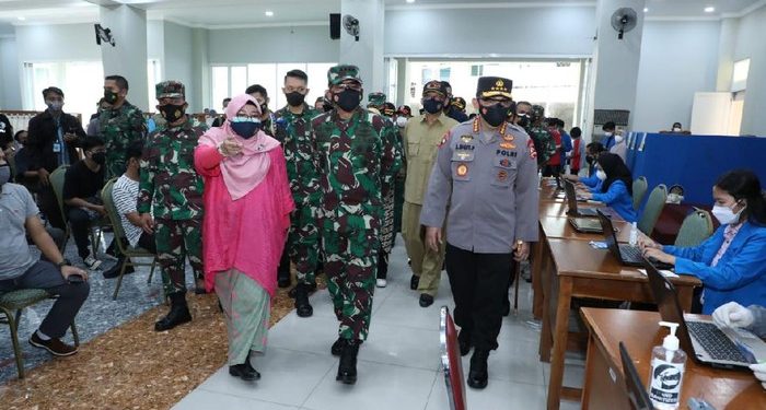 Panglima TNI-Kapolri Pantau Vaksinasi di Kampus hingga Mal di Jakarta