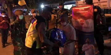 Patroli Sambil Berbagi, TNI-Polri Sebar Sembako ke Warga Lamongan