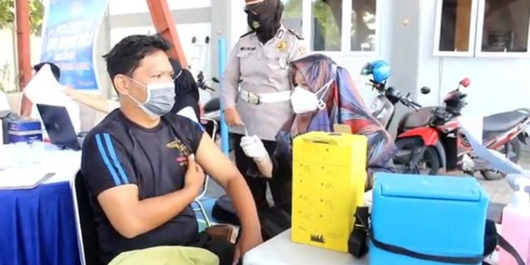 Polda Aceh Gelar Vaksinasi Presisi Massal untuk Sopir Angkot