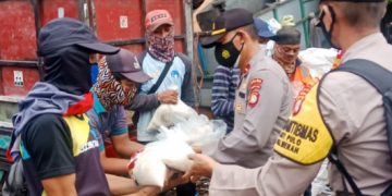 Polres Metro Jakarta Barat Bagikan Sembako ke Warga Permukiman Padat Penduduk