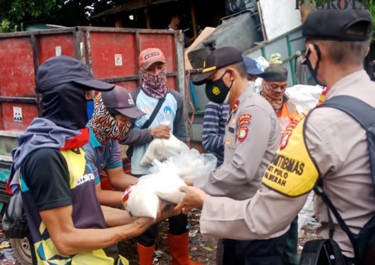 Polres Metro Jakarta Barat Bagikan Sembako ke Warga Permukiman Padat Penduduk