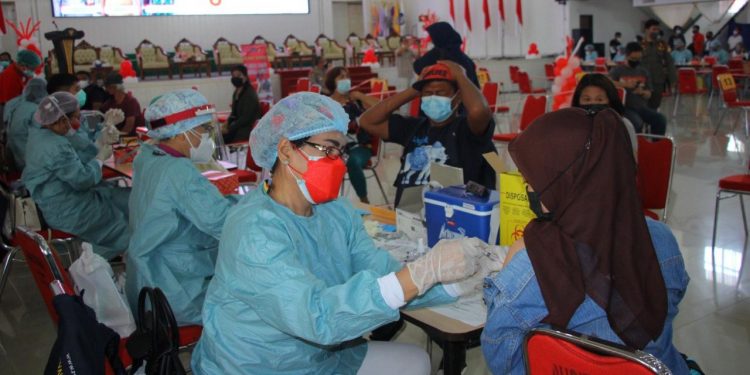 Menuju Kekebalan Kelompok, Polda Sulut Buka Gerai Vaksin Merdeka Samrat