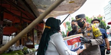 Polri Sebar 2.000 Paket Bansos kepada UMKM di Cakung