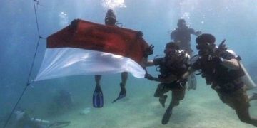 HUT RI, Polda Sumbar kibarkan Merah Putih di dasar laut