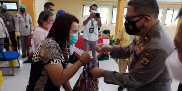 Polda Maluku Gelar Vaksinasi Merdeka dan Bagikan Ratusan Paket Bansos