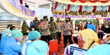 Tinjau Vaksinasi di Kaltim, Kapolri Minta Warga Mau Dirawat di Tempat Isolasi Terpusat