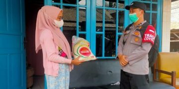 Ketua Dan Wakil Ketua Bhayangkari Polda Metro Jaya  Bagikan Sembako di Kemayoran