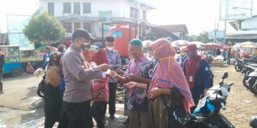 Cegah Penyebaran COVID-19, Kapolsek Doro Bersama Anggota Lakukan Imbauan Prokes