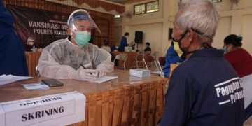 Warga Perbukitan Menoreh Dapat Suntikan Vaksin Dari Polri