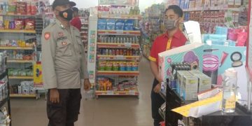 Ajak Dukung PPKM Level 4, Patroli Polsek Banjarbaru Timur Sambangi Alfamart