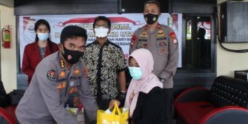 Polda Malut Distribusikan Paket Sembako Kepada Masyarakat yang Terkena Dampak  Covid-19