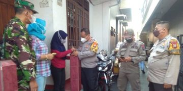 Polisi Ketuk Pintu Rumah Warga di Kebayoran Lama, Ajak Ikut Vaksinasi Covid-19