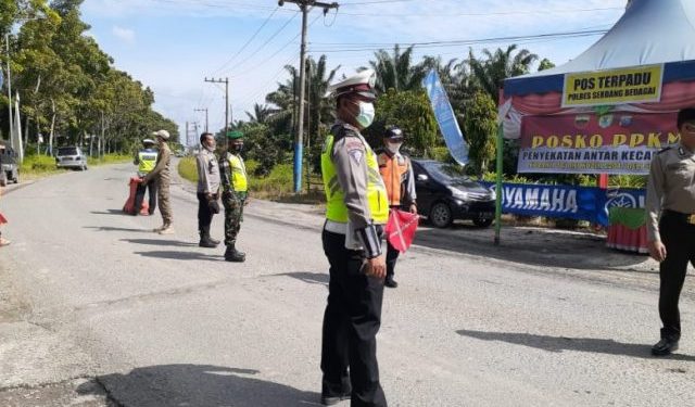 Polres Sergai Gelar 2 Pos Penyekatan PPKM, 48 Kendaraan Diperiksa 8 Orang Diberikan Sanksi Push Up