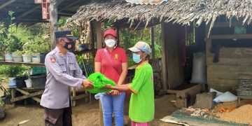Sambut HUT RI, Polsek Dimembe Bagikan Bansos untuk Warga Kurang Mampu
