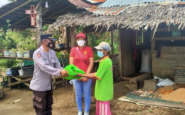 Sambut HUT RI, Polsek Dimembe Bagikan Bansos untuk Warga Kurang Mampu