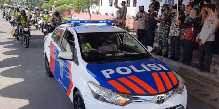 TNI dan Polri Distribusikan Bansos Beras untuk 81.843 Warga Tasikmalaya