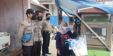Patroli Dialogis, Polisi Himbau Prokes dan bagikan Masker kepada warga Dimasa PPKM