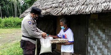 Polri Peduli, Polisi di Bunta Kembali Bagikan Sembako Kepada Dua Warga Berekonomi Lemah