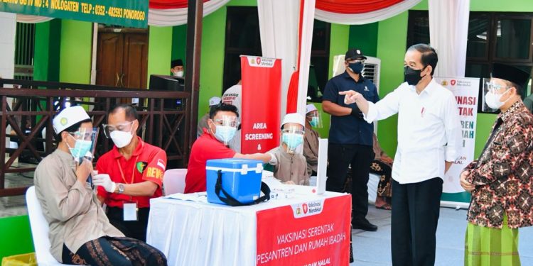 Jokowi Minta Kemenkes dan TNI-Polri Percepat Vaksinasi Covid-19 di 4 Provinsi Ini