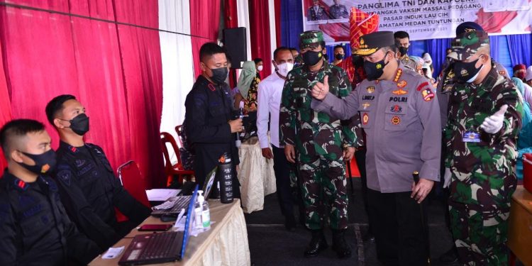 Tinjau Vaksinasi Serentak 31 Titik di Sumut, Kapolri Pastikan Target Presiden Jokowi Tercapai